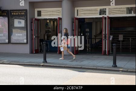 Sevenoaks, Kent, 11 août 2020A une dame passe devant le Stag Theatre à Sevenoaks, Kent. La prévision est pour 32C ensoleillé avec des vents légers et est de continuer avec des températures élevées jusqu'à jeudi quand les averses orageux arrivent. Crédit : Keith Larby/Alay Live News Banque D'Images