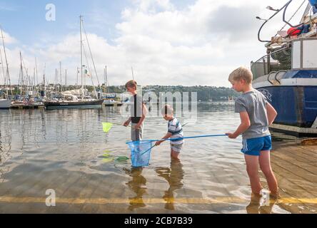 Kinsale, Cork, Irlande. 11 août 2020. Les frères Cian, Connell et Fionn Ryan de Dublin ont essayé leurs compétences de pêche tout en se promenant à Kinsale, Co. Cork, Irlande. - crédit; David Creedon / Alamy Live News Banque D'Images