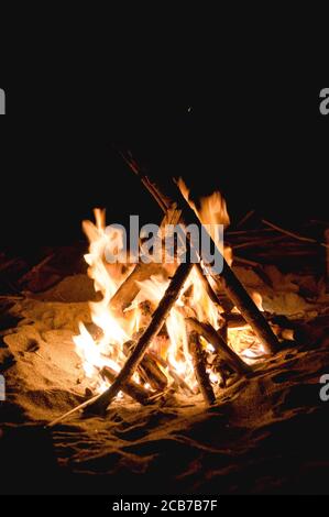 Feu de camp accueillant sur la plage en été Banque D'Images