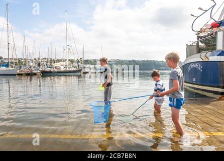 Kinsale, Cork, Irlande. 11 août 2020. Les frères Cian, Connell et Fionn Ryan de Dublin ont essayé leurs compétences de pêche tout en se promenant à Kinsale, Co. Cork, Irlande. - crédit; David Creedon / Alamy Live News Banque D'Images