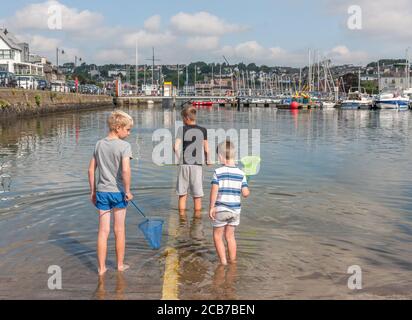 Kinsale, Cork, Irlande. 11 août 2020. Les frères Cian, Connell et Fionn Ryan de Dublin ont essayé leurs compétences de pêche tout en se promenant à Kinsale, Co. Cork, Irlande. - crédit; David Creedon / Alamy Live News Banque D'Images