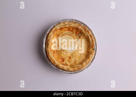 Plat d'une tarte aux œufs dans une feuille d'aluminium plateau isolé sur fond blanc Banque D'Images