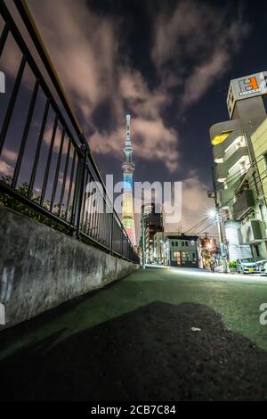 TOKYO, JAPON - 28 mars 2019 : Tokyo Skytree, Sumida Ward scène de nuit urbaine. Tokyo Skytree Tour réflexions sur le canal. Banque D'Images