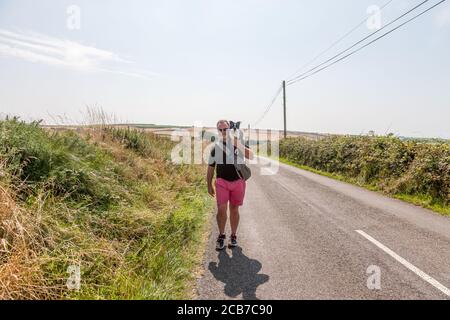 Garrylucas, Cork, Irlande. 11 août 2020. Lorcan Byrne de Skerries porte son Boston Terrier Woody sur une route de campagne tout en marchant sur une chaude après-midi à Garrylucas, Co. Cork, Irlande. - crédit; David Creedon / Alamy Live News Banque D'Images