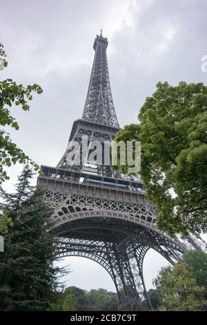 PARIS, FRANCE - 06 mai 2017 : gros plan de la Tour Eiffel à la lumière du jour, encadré d'arbres. Banque D'Images