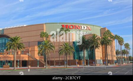 ANAHEIM, CA, ÉTATS-UNIS - 05 octobre 2019 : bâtiment Honda Center avec ciel bleu et jolis palmiers Banque D'Images