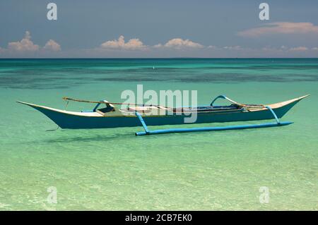 Bangka sur l'eau turquoise. Île Boracay. Visayas de l'Ouest. Philippines Banque D'Images