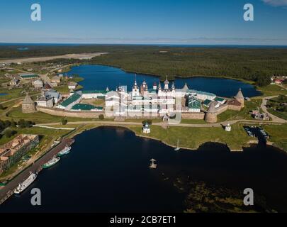 Photo panoramique du monastère de Solovetsky depuis une vue panoramique. Russie, région d'Arkhangelsk, îles Solovetsky Banque D'Images