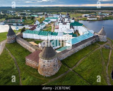 Photo panoramique du monastère de Solovetsky depuis une vue panoramique. Russie, région d'Arkhangelsk, îles Solovetsky Banque D'Images