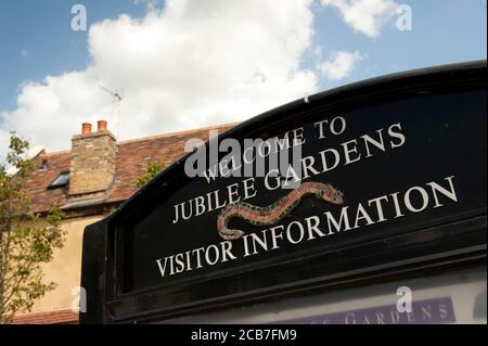 Panneau à l'entrée de Jubilee Gardens dans la ville cathédrale d'Ely, Cambridgeshire, Angleterre. Banque D'Images