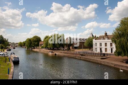 Bateaux amarrés sur la rivière Great Ouse dans la ville cathédrale d'Ely, Cambridgeshire, Angleterre. Banque D'Images