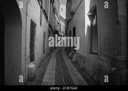 Les ruelles du centre historique de Montpellier, en France, sont très étroites, ce qui donne des ombres fraîches dans la chaleur du jour. Banque D'Images