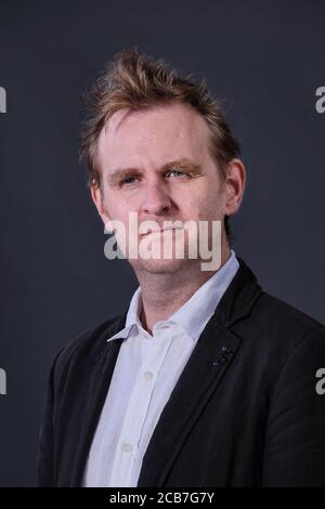 L'auteur et journaliste britannique Andrew Wilson assiste à un photocall pendant Le Festival international du livre d'Édimbourg 2018 Banque D'Images