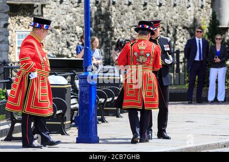 Un nageur de yeoman, communément appelé Beefeater, à la Tour de Londres, en uniforme de cérémonie pendant le salut des armes à feu, Londres, Angleterre Banque D'Images