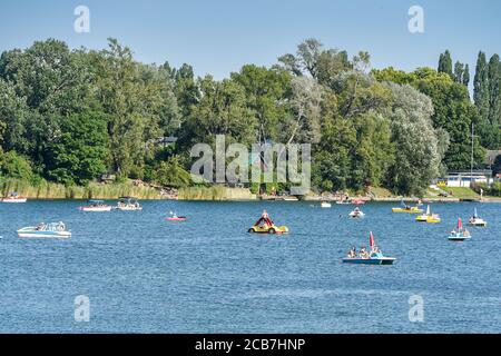 (200811) -- VIENNE, le 11 août 2020 (Xinhua) -- des gens sont des bateaux sur le vieux Danube à Vienne, Autriche, le 31 juillet 2020. Vienne, la capitale de l'Autriche, est célèbre pour sa musique. Vienne a également attiré l'attention du monde entier par son modèle de développement urbain vert qui préconise les voyages verts, l'écologisation urbaine et les modes de vie écologiques. (Xinhua/Guo Chen) Banque D'Images