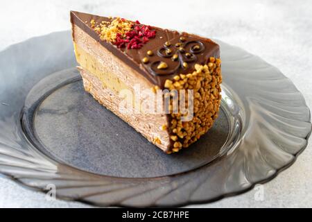 Morceau de cheesecake au chocolat avec noix gros plan Banque D'Images