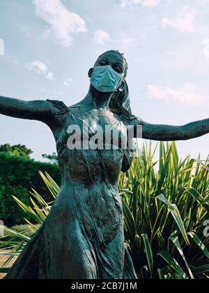 Coronavirus Odd / original - Statue de Dame Margot Fonteyn portant un masque facial pendant la pandémie Covid 19 à Reigate, Surrey, Angleterre Royaume-Uni 2020 Banque D'Images