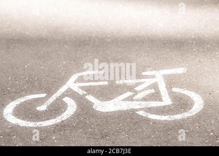 Le signe d'un vélo dessiné sur la rue pour les cyclistes qui veulent se garer en toute sécurité Banque D'Images