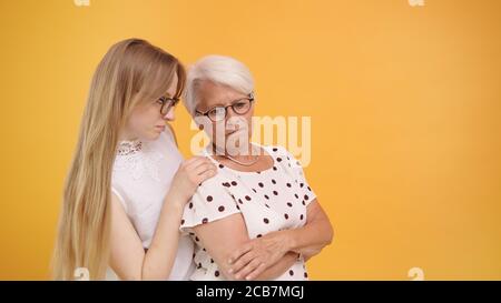 Une jeune femme se calmant d'une femme âgée après de mauvaises nouvelles. Concept d'amour et de soin de famille. Photo de haute qualité Banque D'Images