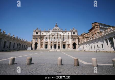 ROM, Italie. 10 juillet 2020. La place Saint-Pierre à Rome fait partie du territoire de la Cité du Vatican. Les restrictions de voyage dues à la pandémie de Corona ont été levées. C'est le bon moment pour découvrir Rome. Credit: Annette Riedl/dpa-Zentralbild/ZB/dpa/Alay Live News Banque D'Images