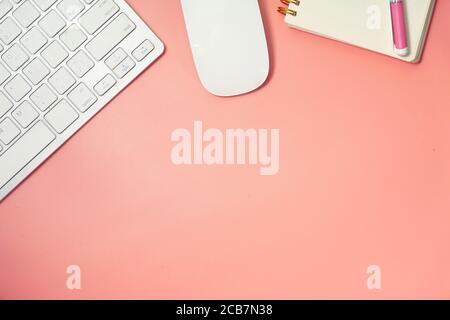 Vue de dessus de la souris de l'ordinateur, clavier sur fond rose, Banque D'Images