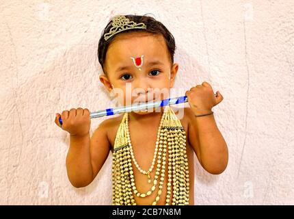 Kolkata, Inde. 11 août 2020. Un petit enfant habillé comme Lord Krishna pendant le Festival Janmashtami selon le rituel traditionnel.en raison de Covid 19 temples sont limités pour l'accès public cette année et les dévotés célèbrent le rituel à la maison. Krishna Janmashtami est un festival hindou annuel qui célèbre la naissance de Krishna, le huitième avatar de Vishnu. Crédit : Avishek Das/SOPA Images/ZUMA Wire/Alay Live News Banque D'Images