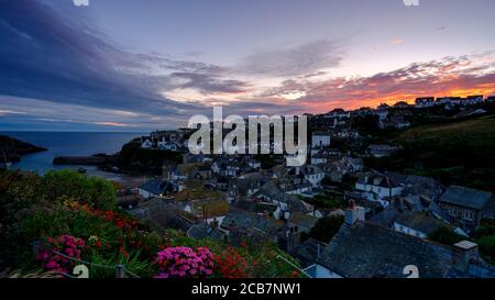 Port Isaac, Royaume-Uni - 13 juillet 2020 : lever du soleil sur Port Isaac, Cornwall, Royaume-Uni Banque D'Images