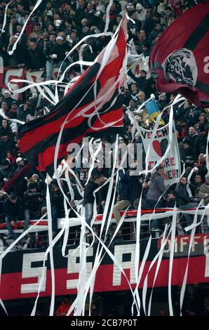 Milan Italie, 08 mars 2005, Stade 'SAN SIRO', UEFA Champions League 2004/2005 , AC Milan - FC Manchester UTD : chorégraphie des supporters de Milan avant le match Banque D'Images