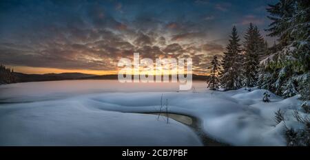 Coucher de soleil lever du soleil dans le barrage de Cerna NISA près de la ville de Bedrichov dans les montagnes de Jizera, République Tchèque, la meilleure photo, l'hiver et le gel. Banque D'Images