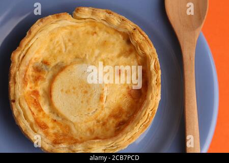 Gros plan d'une délicieuse quiche à trois fromages sur fond coloré Banque D'Images