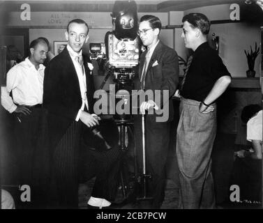 FRED ASTAIRE et le directeur GEORGE STEVENS sur l'ensemble franc avec L'équipe de caméra pendant le tournage du SWING TIME 1936 paroles Dorothy Champs paroles Jerome Kern photo de John Miehle RKO radio Photos Banque D'Images