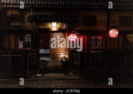 Japon, Kyoto, octobre 10 2019 Centre ville o kyoto. Gion, quartier traditionnel de Kyoto. Vue de nuit. Restaurant Gion. Banque D'Images