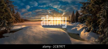 Coucher de soleil lever du soleil dans le barrage de Cerna NISA près de la ville de Bedrichov dans les montagnes de Jizera, République Tchèque, la meilleure photo, l'hiver et le gel. Banque D'Images