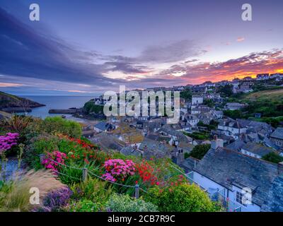 Port Isaac, Royaume-Uni - 13 juillet 2020 : lever du soleil sur Port Isaac, Cornwall, Royaume-Uni Banque D'Images