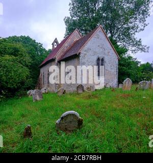 Midhurst, Royaume-Uni - 25 juillet 2020 : église St Mary's à Chithurst près de Midhurst dans le parc national de South Downs, West Sussex, Royaume-Uni Banque D'Images