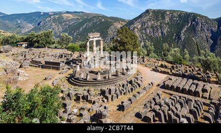 Delphes, Phosis, Grèce. Les tholos à côté du Sanctuaire d'Athena Pronaia. L'ancienne Delphes est un site classé au patrimoine mondial de l'UNESCO. Banque D'Images