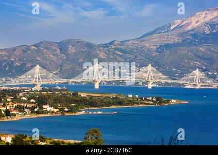 Grèce. Le pont Rio–Antirrio aussi connu sous le nom de pont Charilaos Trikoupis traversant le golfe de Corinthe près de Patras pour relier la péninsule du Péloponnèse Banque D'Images