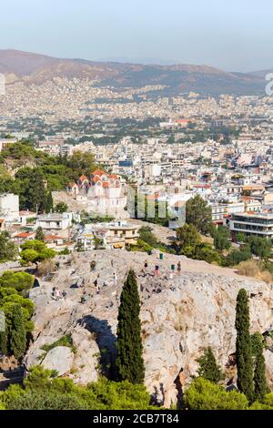 Athènes, Attique, Grèce. La colline d'Areopagus et l'église orthodoxe grecque d'Agia Marina derrière, vue de l'Acropole. Banque D'Images