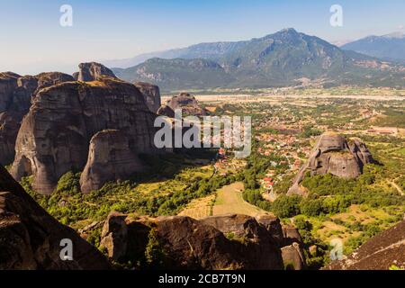 Meteora, Thessalie, Grèce. Vue sur les montagnes, la plaine de Thessalie et la ville de Kastaki. Meteora est un siège classé au patrimoine mondial de l'UNESCO Banque D'Images
