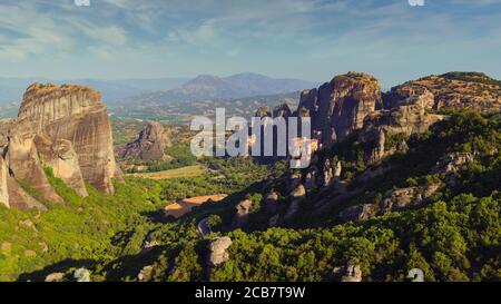 Meteora, Thessalie, Grèce. Panorama montrant quatre des six monastères encore utilisés. De gauche à droite : St Nicholas (en arrière-plan), Rousanou Roussanou, V Banque D'Images