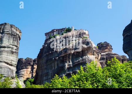 Meteora, Thessalie, Grèce. Monastère de Varlaam de tous les Saints datant du XVIe siècle. Meteora est un site classé au patrimoine mondial de l'UNESCO. Banque D'Images