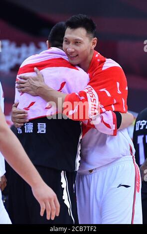 (200811) -- QINGDAO, 11 août 2020 (Xinhua) -- Yi Jianlian (R) de Guangdong Southern Tigers hante Han Dejun de Liaoning Flying Leopards après le premier match de la finale entre Guangdong Southern Tigers et Liaoning Flying Leopards à la ligue 2019-2020 de l'Association chinoise de basket-ball (CBA) à Qingdao, dans la province de Shandong en Chine orientale, le 11 août 2020. (Xinhua/Zhu Zheng) Banque D'Images