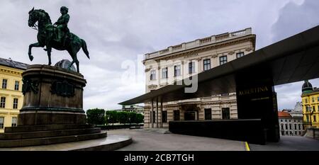 VIENNE, AUSTRALIE - 20 MAI 2017 : Albertinaplatz, avec le célèbre musée d'art Albertina et le monument de l'empereur Franz Joseph à Vienne, Autriche, on ma Banque D'Images