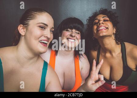 Les femmes de taille plus font du sport et de la forme physique. Portraits de studio avec des filles multiethniques aux courbes Banque D'Images