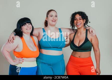 Les femmes de taille plus font du sport et de la forme physique. Portraits de studio avec des filles multiethniques aux courbes Banque D'Images