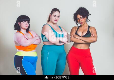 Les femmes de taille plus font du sport et de la forme physique. Portraits de studio avec des filles multiethniques aux courbes Banque D'Images