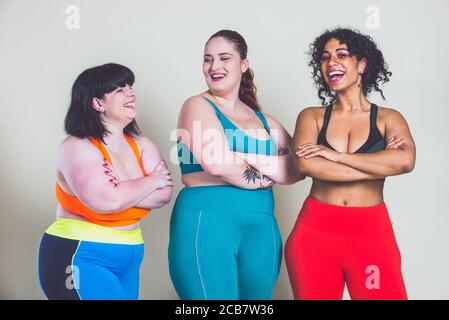 Les femmes de taille plus font du sport et de la forme physique. Portraits de studio avec des filles multiethniques aux courbes Banque D'Images