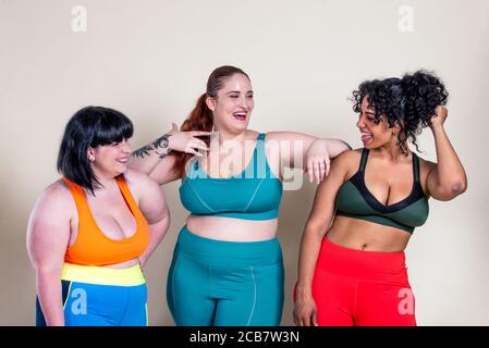 Les femmes de taille plus font du sport et de la forme physique. Portraits de studio avec des filles multiethniques aux courbes Banque D'Images