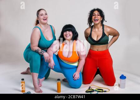 Les femmes de taille plus font du sport et de la forme physique. Portraits de studio avec des filles multiethniques aux courbes Banque D'Images