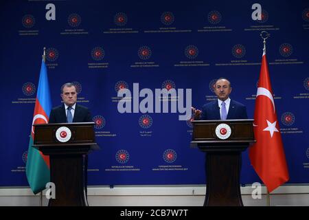 Ankara, Turquie. 11 août 2020. Le ministre turc des Affaires étrangères Mevlut Cavusoglu (R) prend la parole lors d'une conférence de presse conjointe avec son homologue azerbaïdjanais Jeyhun Bayramov à Ankara (Turquie), le 11 août 2020. La Turquie délivrera des licences d'exploration et de forage sismiques pour de nouvelles zones de la Méditerranée orientale à la fin de ce mois-ci, a déclaré mardi le ministre turc des Affaires étrangères Mevlut Cavusoglu, promettant de poursuivre les activités dans la région qui a connu une intensification des tensions avec la Grèce. Crédit: Mustafa Kaya/Xinhua/Alamy Live News Banque D'Images